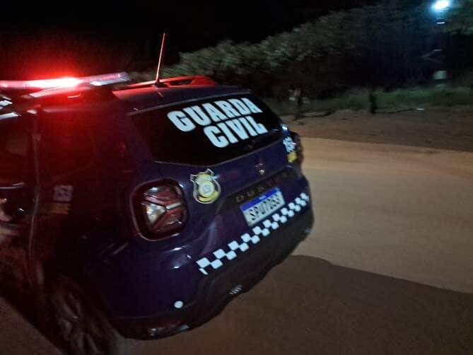 Guarda Civil Municipal foi acionada após homem embriagado arremessar pedras e ameaçar atropelar o vizinho com um caminhão