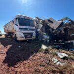 Acidente envolveu caminhões carregados com milho e óleo vegetal; pista foi interditada por risco de inflamabilidade