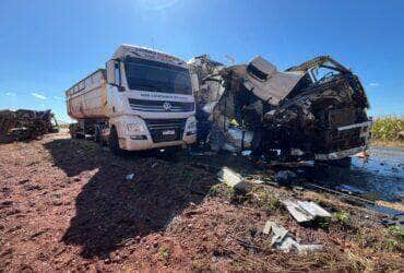 Acidente envolveu caminhões carregados com milho e óleo vegetal; pista foi interditada por risco de inflamabilidade