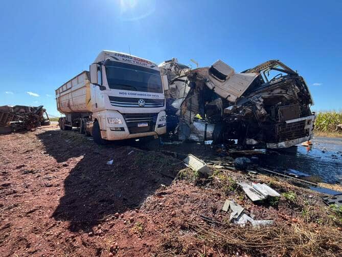 Acidente envolveu caminhões carregados com milho e óleo vegetal; pista foi interditada por risco de inflamabilidade