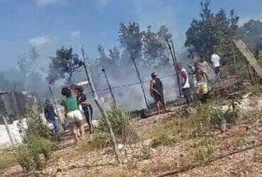 Fogo destruiu casa no bairro Lula Brasil 2; Corpo de Bombeiros e demais autoridades atuam na ocorrência