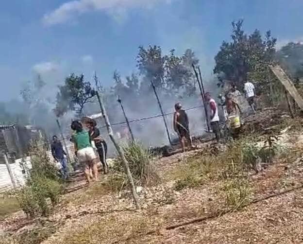 Fogo destruiu casa no bairro Lula Brasil 2; Corpo de Bombeiros e demais autoridades atuam na ocorrência