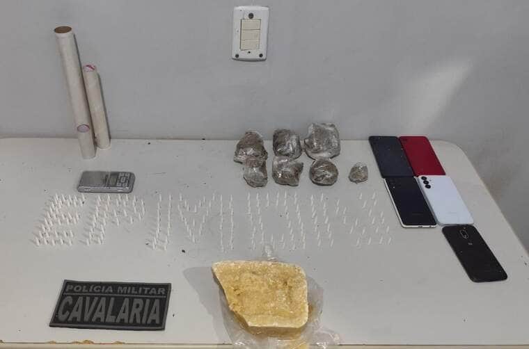 Ação do 1º EPMon resultou na apreensão de cocaína, maconha, balança de precisão e materiais usados no embalo de entorpecentes