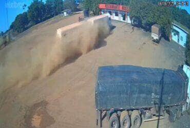 Estabelecimento foi parcialmente destruído no distrito de Padronal; apesar do susto, ninguém ficou ferido