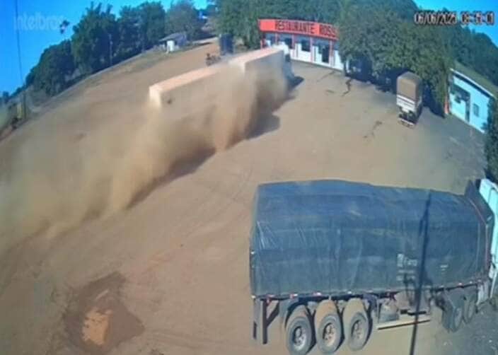 Estabelecimento foi parcialmente destruído no distrito de Padronal; apesar do susto, ninguém ficou ferido