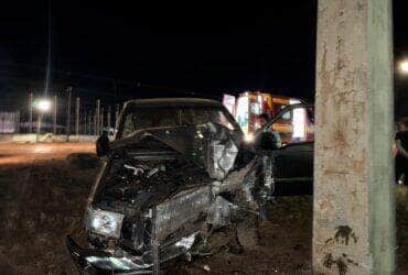 Homem de 35 anos estava sozinho no veículo e foi socorrido consciente; sinais indicam possível embriaguez