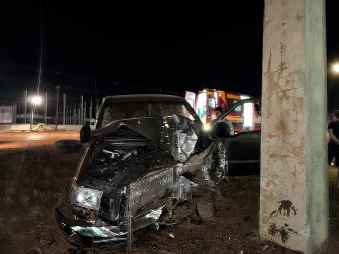 Homem de 35 anos estava sozinho no veículo e foi socorrido consciente; sinais indicam possível embriaguez