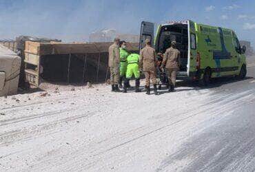 Acidente ocorreu na manhã desta sexta-feira (6); bombeiros que passavam pelo local prestaram os primeiros socorros ao condutor