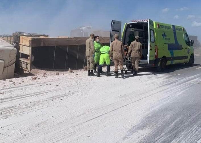Acidente ocorreu na manhã desta sexta-feira (6); bombeiros que passavam pelo local prestaram os primeiros socorros ao condutor