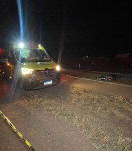 Rodrigo Sousa do Carmo, de 33 anos, foi atingido por uma picape após tentar atravessar a rodovia; motorista de Gol ainda tentou desviar, mas perdeu o controle do carro