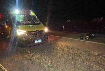 Rodrigo Sousa do Carmo, de 33 anos, foi atingido por uma picape após tentar atravessar a rodovia; motorista de Gol ainda tentou desviar, mas perdeu o controle do carro