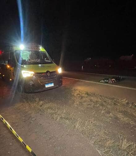Rodrigo Sousa do Carmo, de 33 anos, foi atingido por uma picape após tentar atravessar a rodovia; motorista de Gol ainda tentou desviar, mas perdeu o controle do carro