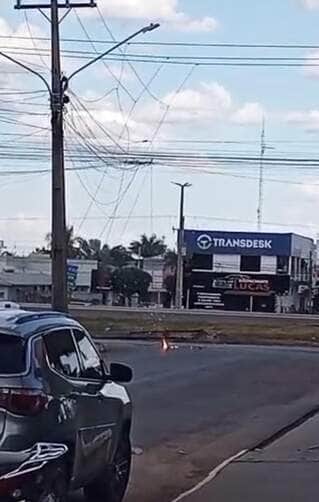 Avenida da Produção foi interditada após curto-circuito provocado por fios caídos próximos a posto de combustível; Guarda Municipal e concessionária foram acionadas