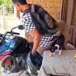 Felino viraliza nas redes sociais ao derrubar um ovo de galinha no capacete do dono, que só percebe a “surpresa” depois de sair com a moto. Vídeo rende gargalhadas e milhões de visualizações.