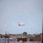 Avião seguia para Londres e caiu próximo ao aeroporto de Ahmedabad; equipes de resgate mobilizadas e imagens mostram aeronave em chamas