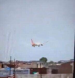 Avião seguia para Londres e caiu próximo ao aeroporto de Ahmedabad; equipes de resgate mobilizadas e imagens mostram aeronave em chamas