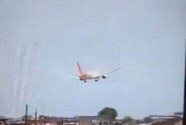 Avião seguia para Londres e caiu próximo ao aeroporto de Ahmedabad; equipes de resgate mobilizadas e imagens mostram aeronave em chamas