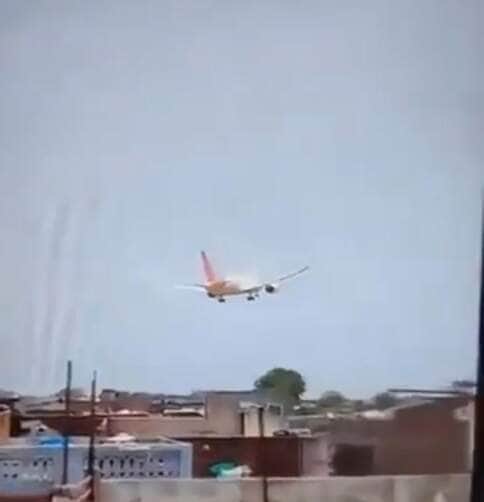 Avião seguia para Londres e caiu próximo ao aeroporto de Ahmedabad; equipes de resgate mobilizadas e imagens mostram aeronave em chamas