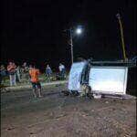 Fiat Uno e HB20 capotaram após colisão na rotatória da “galinha”; Corpo de Bombeiros resgatou vítimas com ferimentos leves e moderados