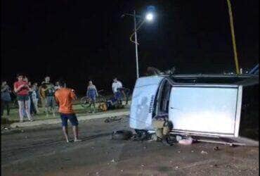 Fiat Uno e HB20 capotaram após colisão na rotatória da “galinha”; Corpo de Bombeiros resgatou vítimas com ferimentos leves e moderados