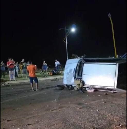 Fiat Uno e HB20 capotaram após colisão na rotatória da “galinha”; Corpo de Bombeiros resgatou vítimas com ferimentos leves e moderados