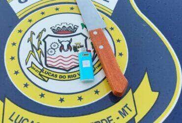 Suspeito agrediu segurança, tentou fugir sem pagar por produto e voltou ao estabelecimento com uma faca para cumprir ameaça; ele foi detido próximo a uma igreja