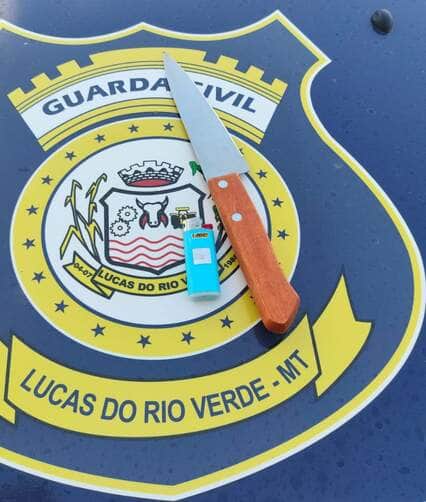 Suspeito agrediu segurança, tentou fugir sem pagar por produto e voltou ao estabelecimento com uma faca para cumprir ameaça; ele foi detido próximo a uma igreja