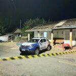 Vítima de 38 anos foi atingida por disparos de arma de fogo no Bar do Badô, no bairro Bandeirantes; frequentadores fugiram logo após o crime