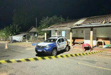 Vítima de 38 anos foi atingida por disparos de arma de fogo no Bar do Badô, no bairro Bandeirantes; frequentadores fugiram logo após o crime