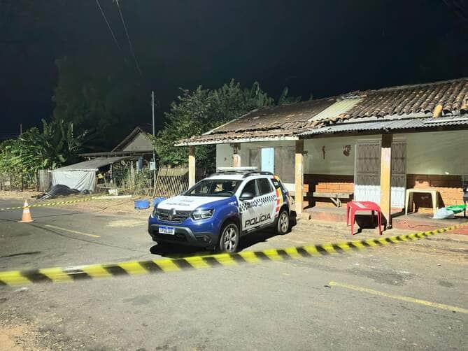 Vítima de 38 anos foi atingida por disparos de arma de fogo no Bar do Badô, no bairro Bandeirantes; frequentadores fugiram logo após o crime