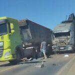 Acidente com derramamento de calcário mobilizou equipe de resgate da Nova Rota do Oeste; condutores não se feriram