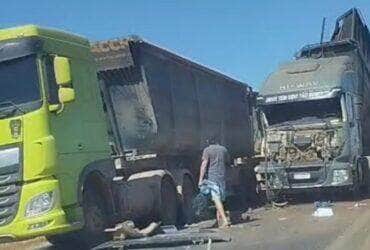 Acidente com derramamento de calcário mobilizou equipe de resgate da Nova Rota do Oeste; condutores não se feriram