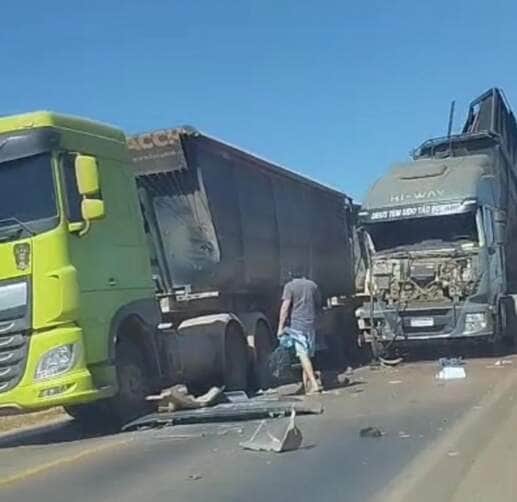 Acidente com derramamento de calcário mobilizou equipe de resgate da Nova Rota do Oeste; condutores não se feriram