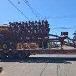 Fios de alta tensão ficaram presos à carga da carreta e colocaram em risco moradores do bairro; Energisa foi acionada para atendimento emergencial