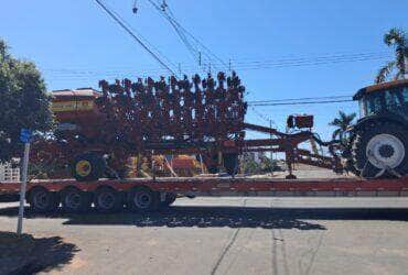 Fios de alta tensão ficaram presos à carga da carreta e colocaram em risco moradores do bairro; Energisa foi acionada para atendimento emergencial