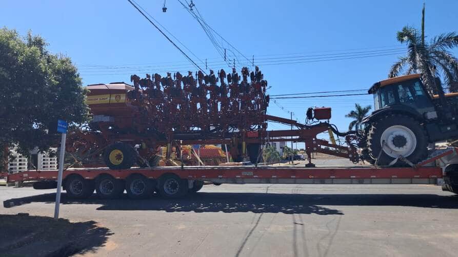 Fios de alta tensão ficaram presos à carga da carreta e colocaram em risco moradores do bairro; Energisa foi acionada para atendimento emergencial