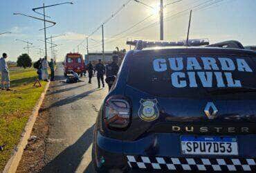 Acidente ocorreu no cruzamento das avenidas dos Desbravadores e Vitória Régia, no bairro Bandeirantes; GCM prestou os primeiros socorros até a chegada do Corpo de Bombeiros