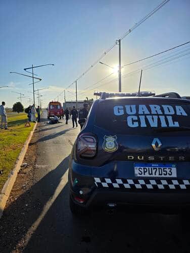 Acidente ocorreu no cruzamento das avenidas dos Desbravadores e Vitória Régia, no bairro Bandeirantes; GCM prestou os primeiros socorros até a chegada do Corpo de Bombeiros