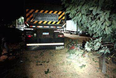 Claudemir Ferreira Souza, de 50 anos, dirigia uma carreta quando perdeu o controle e bateu em vários veículos; Polícia Civil investiga o caso