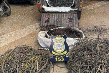 Denúncia anônima levou agentes da Guarda Civil Municipal a flagrante; operação resultou na apreensão de mais de 100 kg de cobre queimado, fios novos e mais de R$ 3 mil em dinheiro