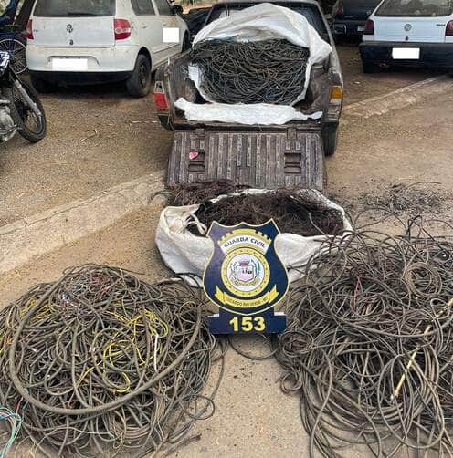 Denúncia anônima levou agentes da Guarda Civil Municipal a flagrante; operação resultou na apreensão de mais de 100 kg de cobre queimado, fios novos e mais de R$ 3 mil em dinheiro