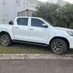Veículo foi localizado no pátio de uma empresa e estava com sinais de identificação adulterados; empresário alegou que carro era de um prestador de serviços