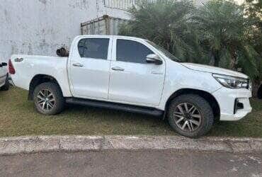 Veículo foi localizado no pátio de uma empresa e estava com sinais de identificação adulterados; empresário alegou que carro era de um prestador de serviços