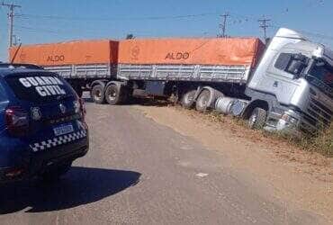 Ocorrência foi registrada em frente ao armazém Binotti, próximo ao acesso à BR-163; Guarda Civil sinalizou o local para evitar novos acidentes