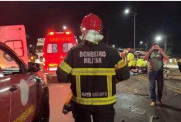 Colisão envolvendo quatro veículos matou Pedro Ferreira no local e Elza Bezerra no hospital; criança segue internada em estado grave