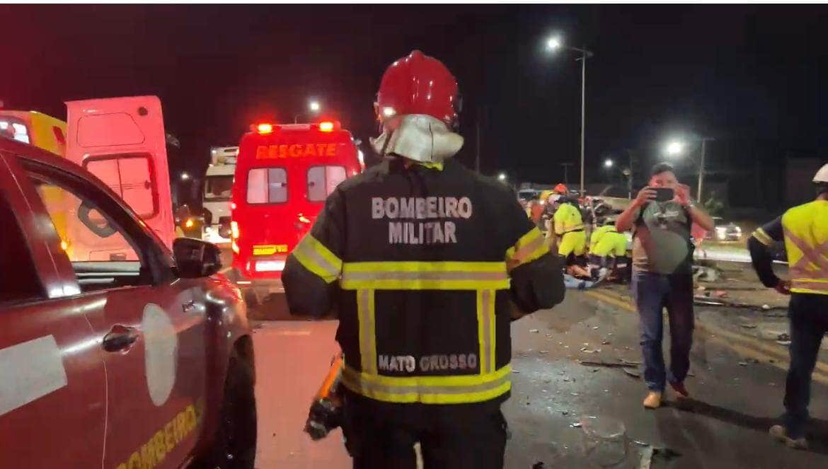 Colisão envolvendo quatro veículos matou Pedro Ferreira no local e Elza Bezerra no hospital; criança segue internada em estado grave