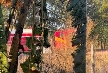 Ocorrências foram registradas nos bairros Pioneiro e Alvorada; chamas ameaçavam residência, mas foram rapidamente controladas