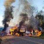 Acidente ocorreu entre Comodoro (MT) e Vilhena (RO); outro motorista foi socorrido com ferimentos e rodovia segue interditada