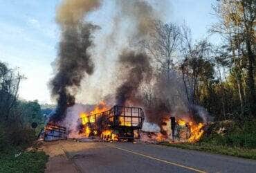 Acidente ocorreu entre Comodoro (MT) e Vilhena (RO); outro motorista foi socorrido com ferimentos e rodovia segue interditada
