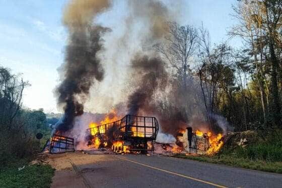 Acidente ocorreu entre Comodoro (MT) e Vilhena (RO); outro motorista foi socorrido com ferimentos e rodovia segue interditada